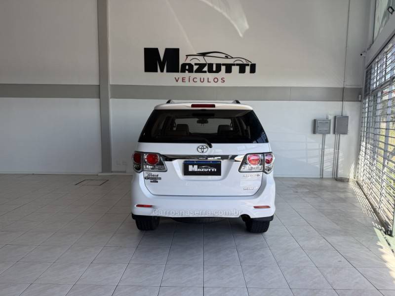 TOYOTA - HILUX SW4 - 2014/2015 - Branca - R$ 155.000,00