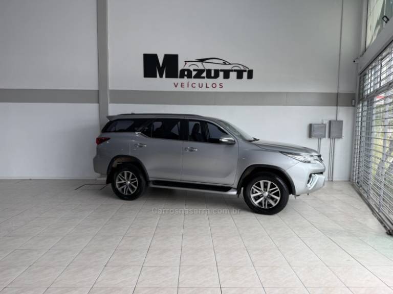 TOYOTA - HILUX SW4 - 2016/2016 - Prata - R$ 208.000,00