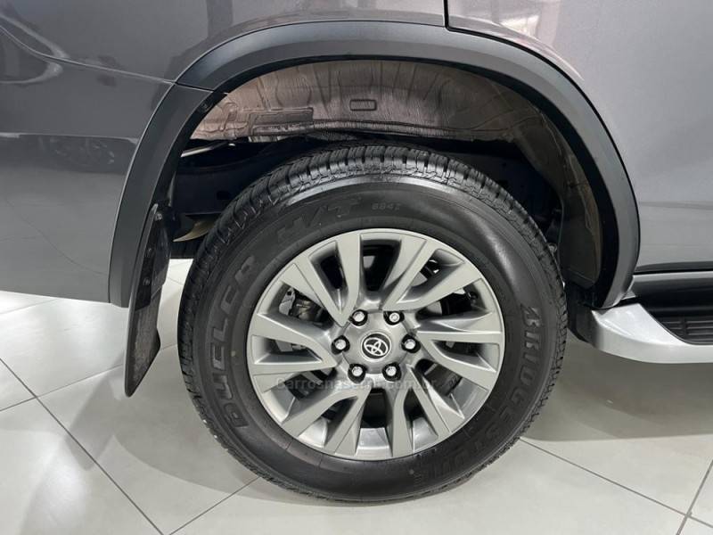 TOYOTA - HILUX SW4 - 2023/2023 - Cinza - R$ 325.000,00
