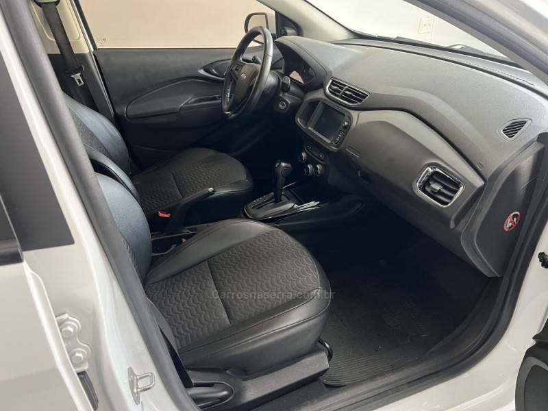 CHEVROLET - ONIX - 2017/2018 - Branca - R$ 70.000,00
