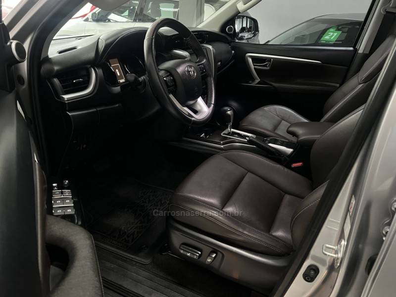 TOYOTA - HILUX SW4 - 2018/2019 - Prata - R$ 245.000,00
