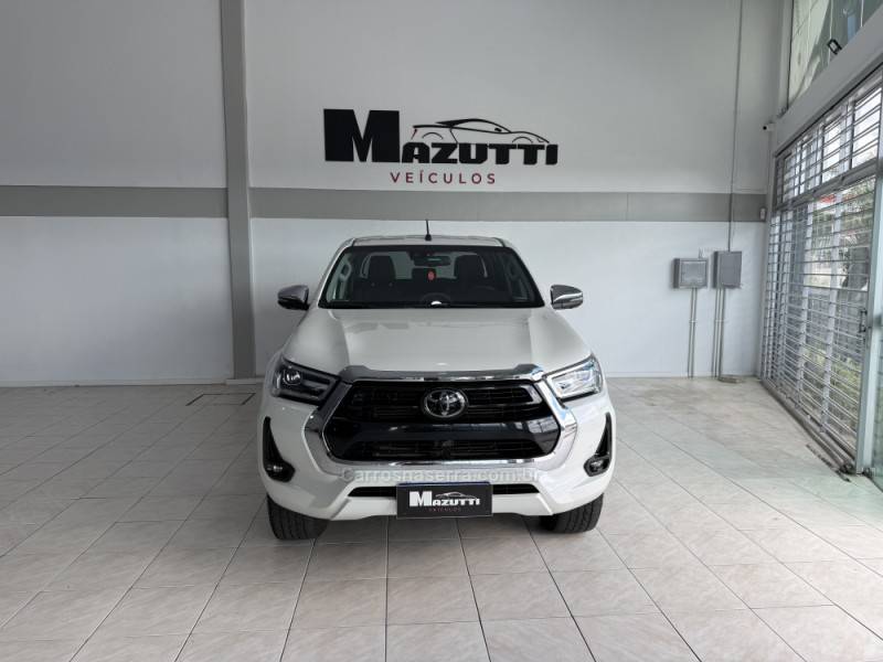 TOYOTA - HILUX - 2021/2022 - Branca - R$ 260.000,00