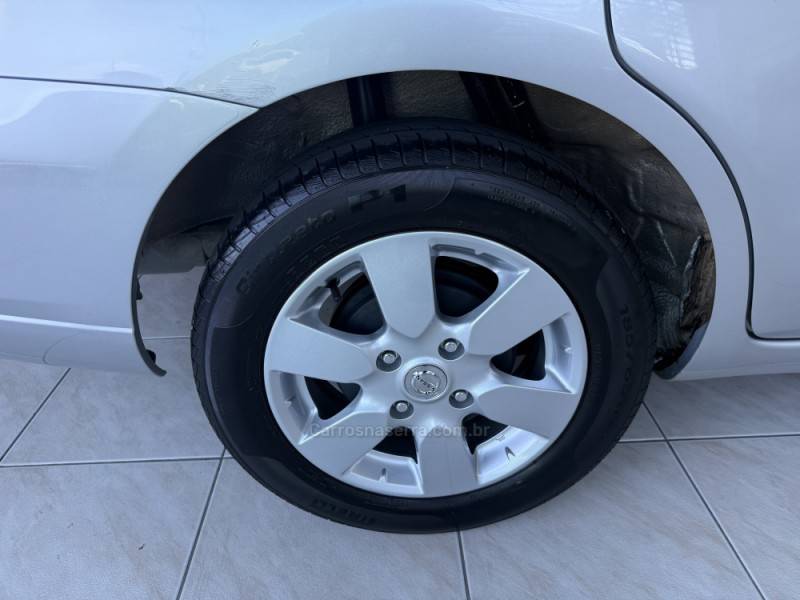 NISSAN - GRAND LIVINA - 2011/2012 - Prata - R$ 50.000,00