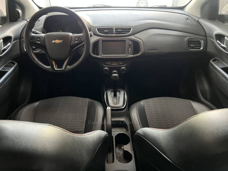CHEVROLET - ONIX - 2017/2018 - Branca - R$ 70.000,00