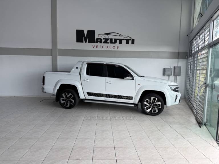 VOLKSWAGEN - AMAROK - 2024/2025 - Branca - R$ 310.000,00