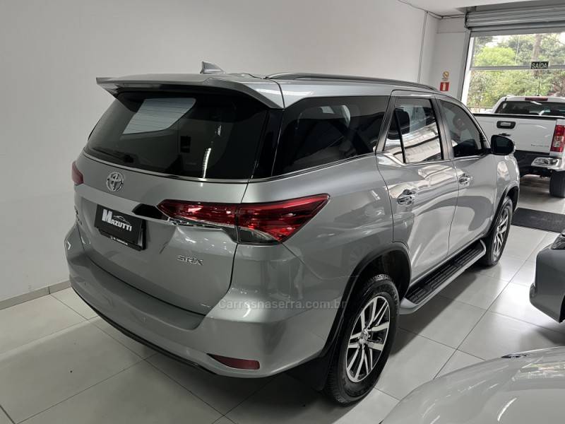 TOYOTA - HILUX SW4 - 2018/2019 - Prata - R$ 245.000,00