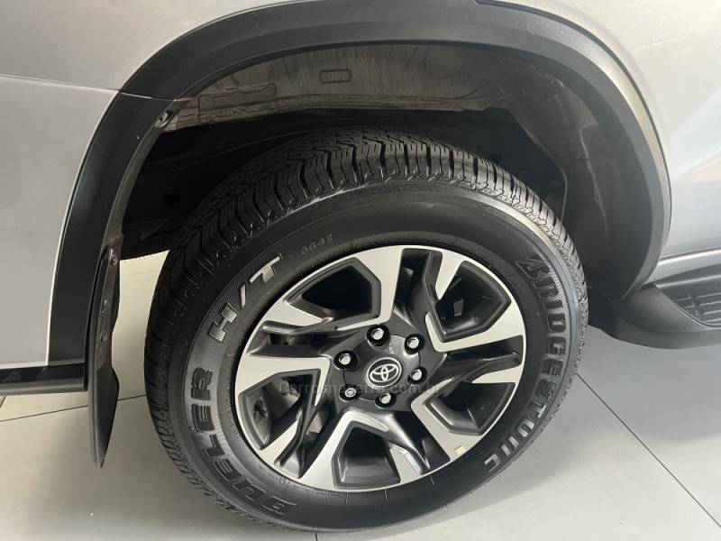TOYOTA - HILUX SW4 - 2024/2024 - Prata - Sob Consulta