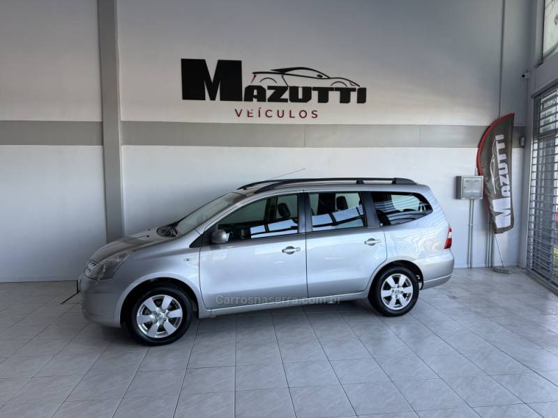 NISSAN - GRAND LIVINA - 2011/2012 - Prata - R$ 50.000,00