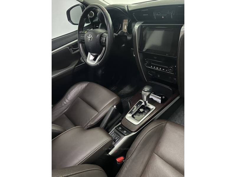 TOYOTA - HILUX SW4 - 2018/2019 - Prata - R$ 245.000,00