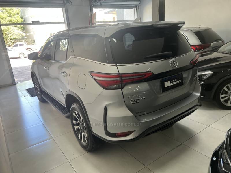TOYOTA - HILUX SW4 - 2024/2024 - Prata - Sob Consulta