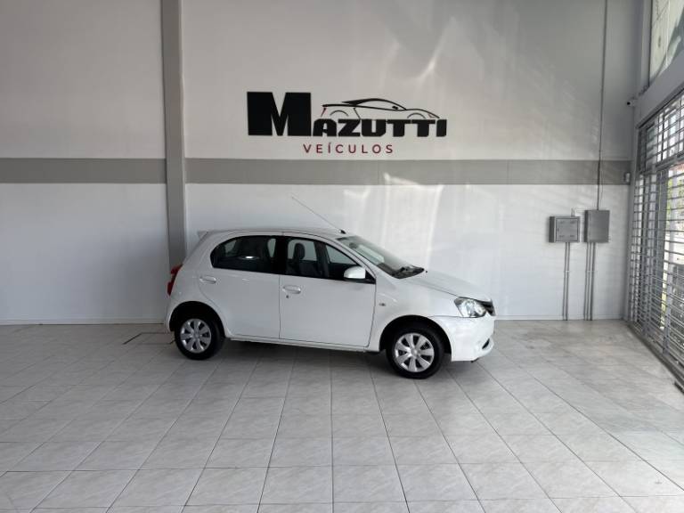 TOYOTA - ETIOS - 2015/2015 - Branca - R$ 47.000,00