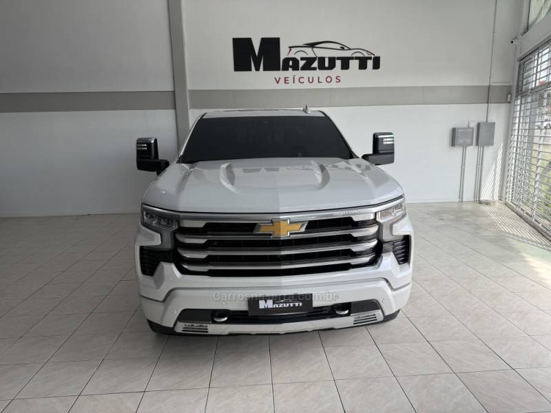 CHEVROLET - SILVERADO - 2023/2024 - Branca - R$ 430.000,00
