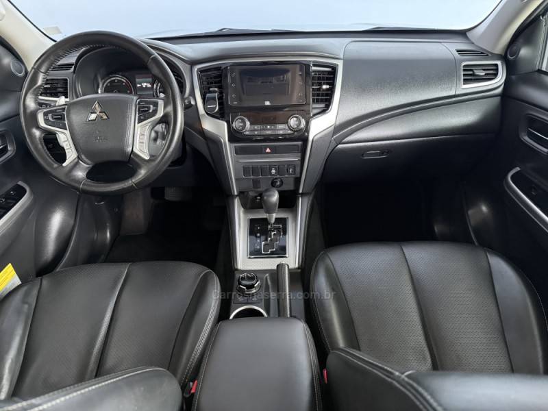MITSUBISHI - L200 TRITON - 2022/2023 - Prata - R$ 210.000,00