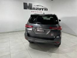 TOYOTA - HILUX SW4 - 2023/2023 - Cinza - R$ 325.000,00