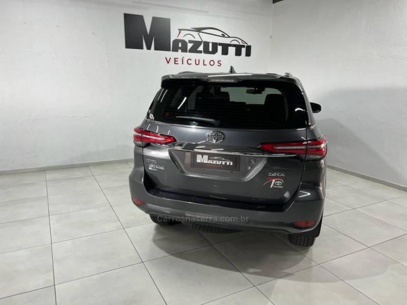 TOYOTA - HILUX SW4 - 2023/2023 - Cinza - R$ 325.000,00