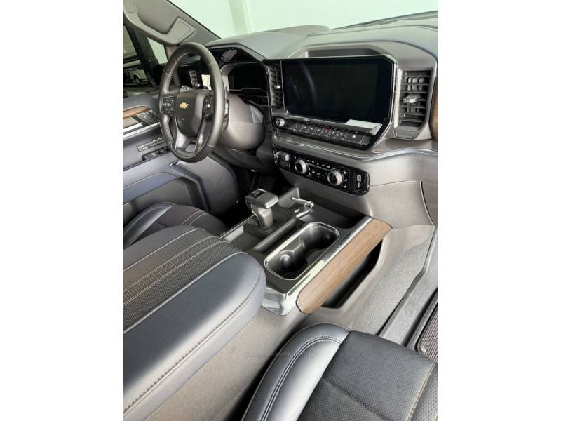 CHEVROLET - SILVERADO - 2023/2024 - Branca - R$ 430.000,00