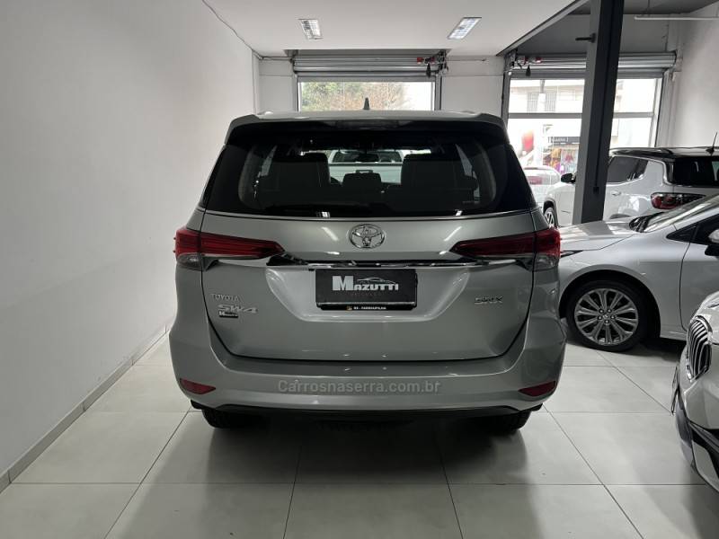 TOYOTA - HILUX SW4 - 2018/2019 - Prata - R$ 245.000,00