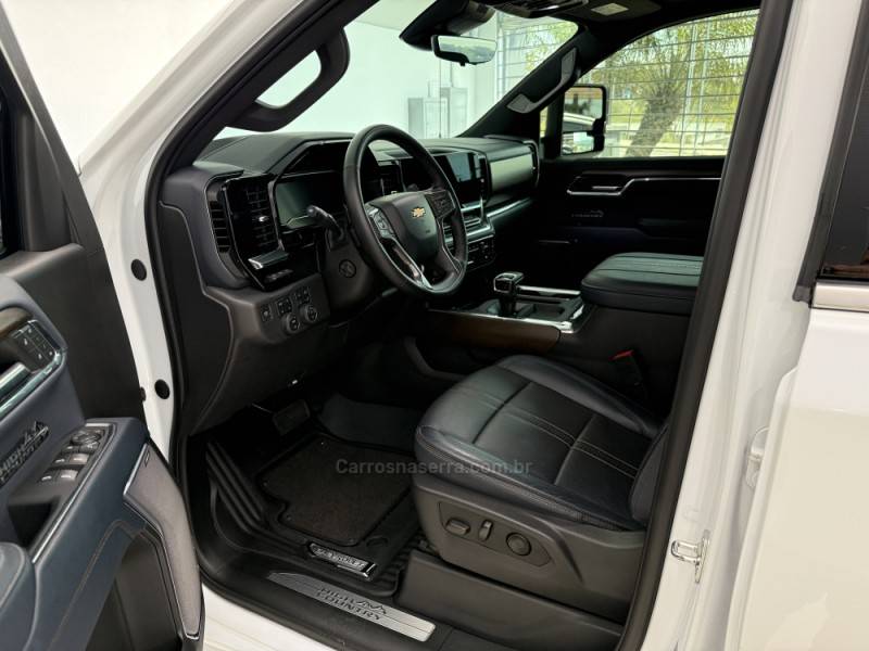 CHEVROLET - SILVERADO - 2023/2024 - Branca - R$ 430.000,00