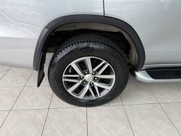 TOYOTA - HILUX SW4 - 2016/2016 - Prata - R$ 208.000,00