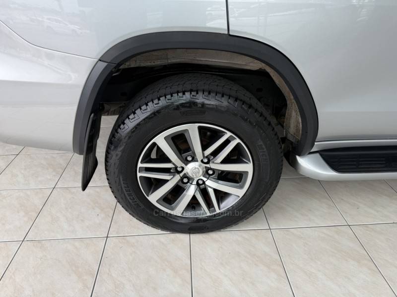 TOYOTA - HILUX SW4 - 2016/2016 - Prata - R$ 208.000,00