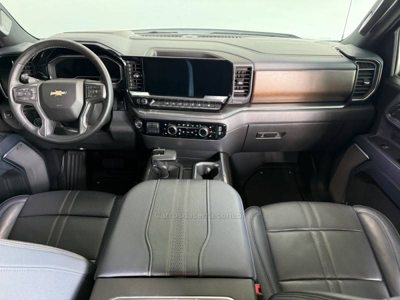 CHEVROLET - SILVERADO - 2023/2024 - Branca - R$ 430.000,00