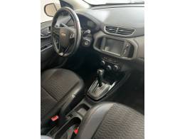 CHEVROLET - ONIX - 2017/2018 - Branca - R$ 70.000,00