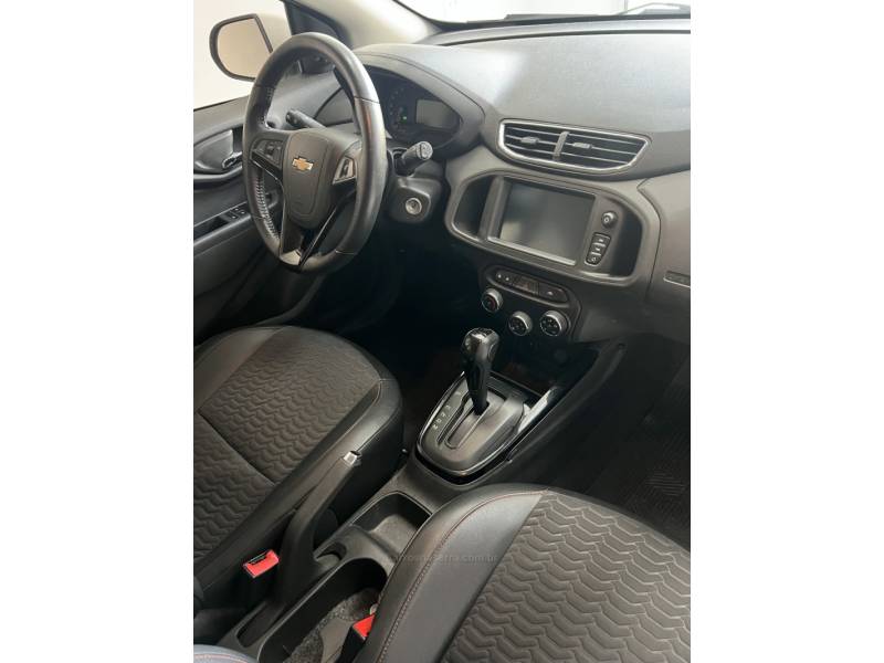 CHEVROLET - ONIX - 2017/2018 - Branca - R$ 70.000,00