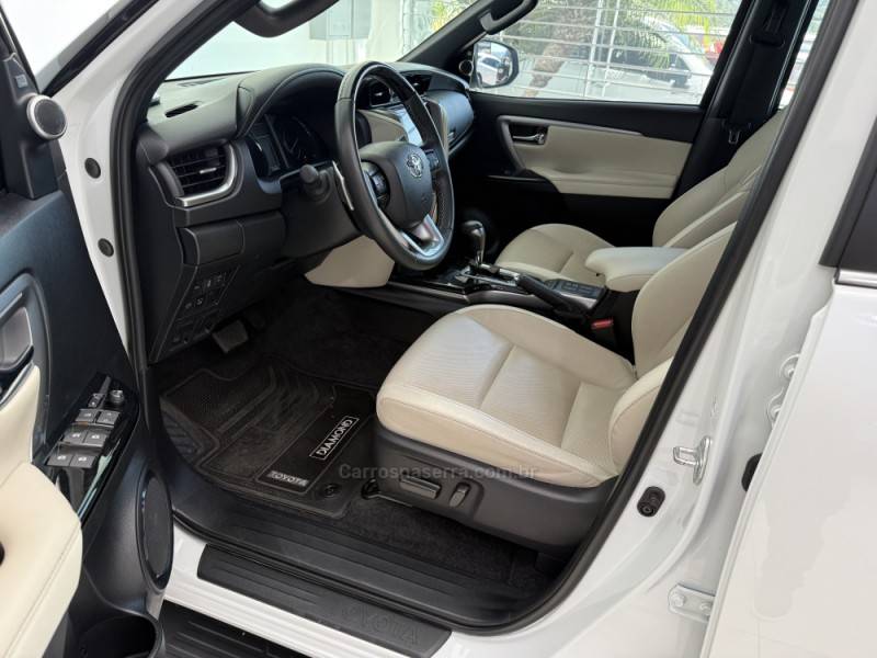 TOYOTA - HILUX SW4 - 2023/2024 - Branca - R$ 388.000,00