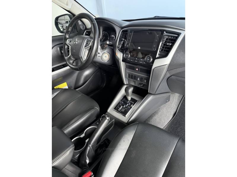 MITSUBISHI - L200 TRITON - 2022/2023 - Prata - R$ 210.000,00