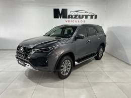 TOYOTA - HILUX SW4 - 2023/2023 - Cinza - R$ 325.000,00