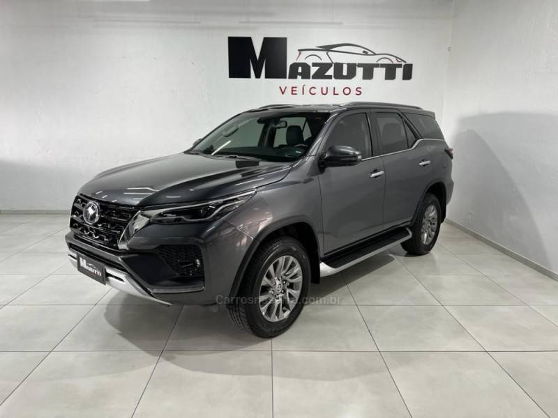 TOYOTA - HILUX SW4 - 2023/2023 - Cinza - R$ 325.000,00