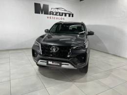 TOYOTA - HILUX SW4 - 2023/2023 - Cinza - R$ 325.000,00