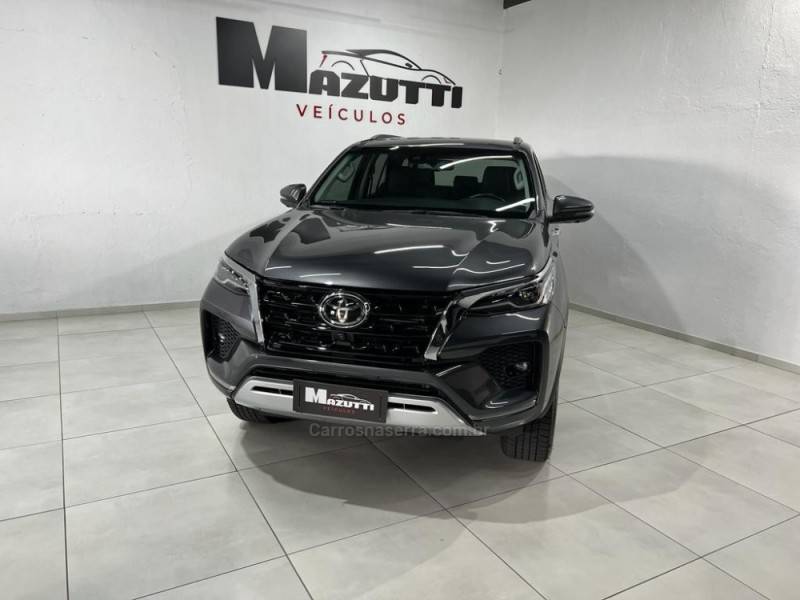 TOYOTA - HILUX SW4 - 2023/2023 - Cinza - R$ 325.000,00
