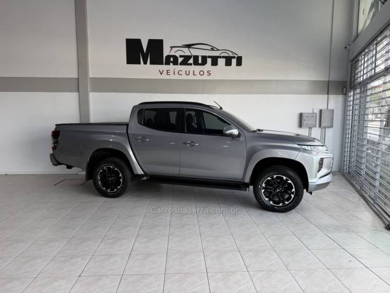 MITSUBISHI - L200 TRITON - 2022/2023 - Prata - R$ 210.000,00