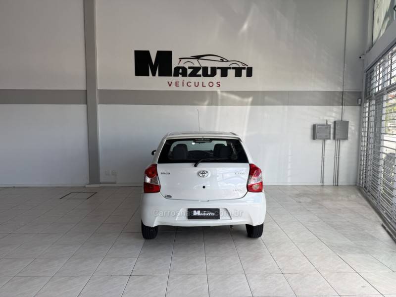 TOYOTA - ETIOS - 2015/2015 - Branca - R$ 47.000,00