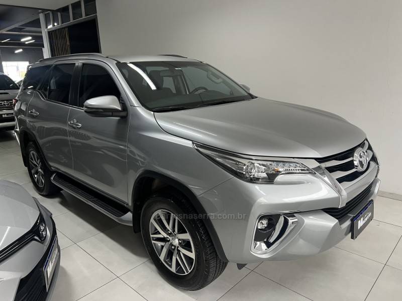 TOYOTA - HILUX SW4 - 2018/2019 - Prata - R$ 245.000,00