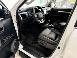 TOYOTA - HILUX - 2021/2022 - Branca - R$ 260.000,00