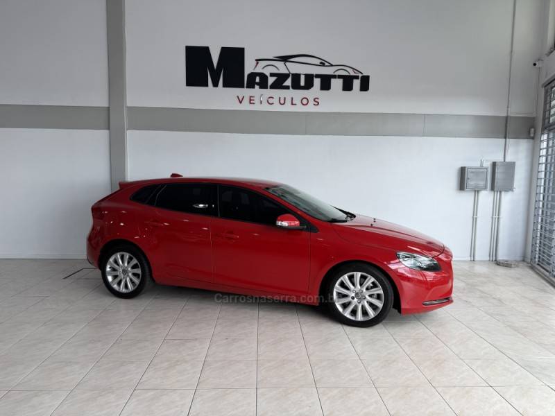 VOLVO - V40 - 2015/2015 - Vermelha - R$ 72.000,00