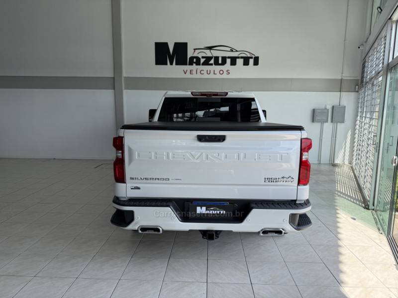 CHEVROLET - SILVERADO - 2023/2024 - Branca - R$ 430.000,00