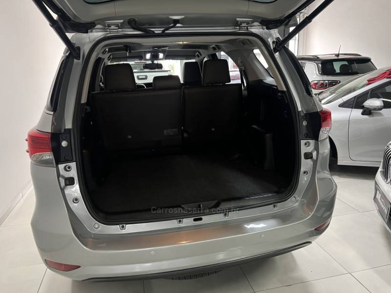 TOYOTA - HILUX SW4 - 2018/2019 - Prata - R$ 245.000,00