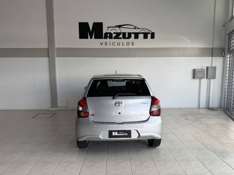 TOYOTA - ETIOS - 2020/2021 - Prata - R$ 79.000,00