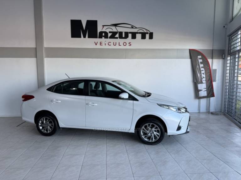 TOYOTA - YARIS - 2024/2024 - Branca - R$ 105.000,00