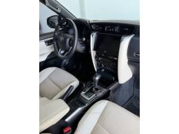 TOYOTA - HILUX SW4 - 2023/2024 - Branca - R$ 388.000,00