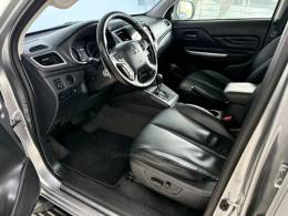 MITSUBISHI - L200 TRITON - 2022/2023 - Prata - R$ 210.000,00