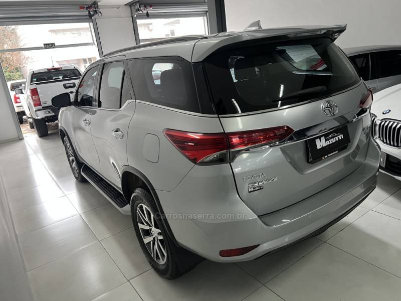 TOYOTA - HILUX SW4 - 2018/2019 - Prata - R$ 245.000,00