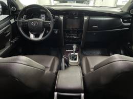 TOYOTA - HILUX SW4 - 2018/2019 - Prata - R$ 245.000,00