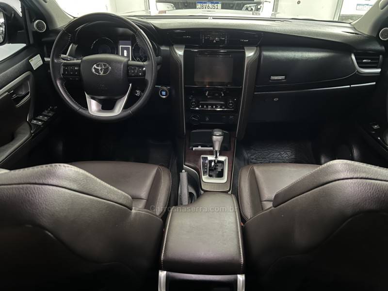 TOYOTA - HILUX SW4 - 2018/2019 - Prata - R$ 245.000,00