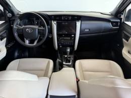 TOYOTA - HILUX SW4 - 2023/2024 - Branca - R$ 388.000,00