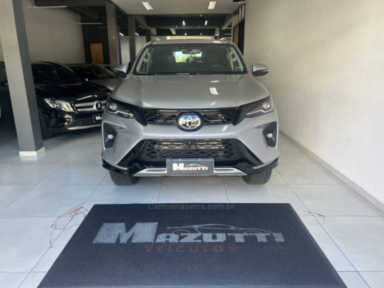 TOYOTA - HILUX SW4 - 2024/2024 - Prata - Sob Consulta
