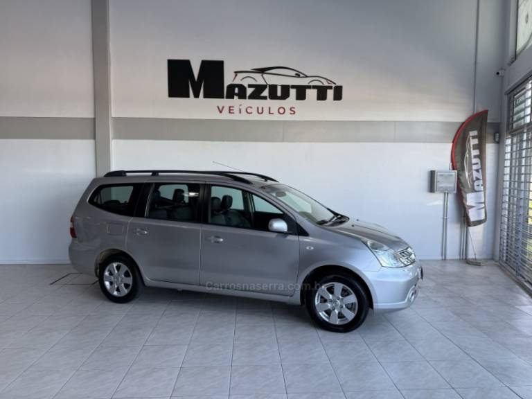 NISSAN - GRAND LIVINA - 2011/2012 - Prata - R$ 50.000,00